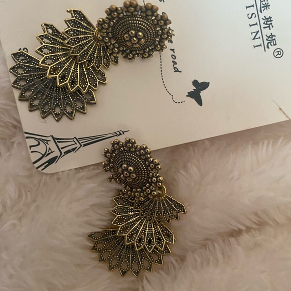 Gold toned earrings - Picture 6 of 7